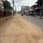 रेत माफियाओं का दुस्साहस! पुलिस देखते ही गलियों में दौड़ाए ट्रैक्टर, कार को घसीटा