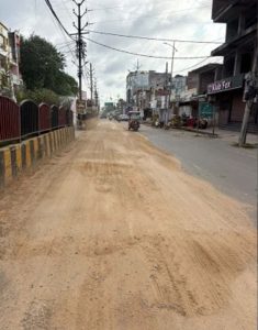 रेत माफियाओं का दुस्साहस! पुलिस देखते ही गलियों में दौड़ाए ट्रैक्टर, कार को घसीटा