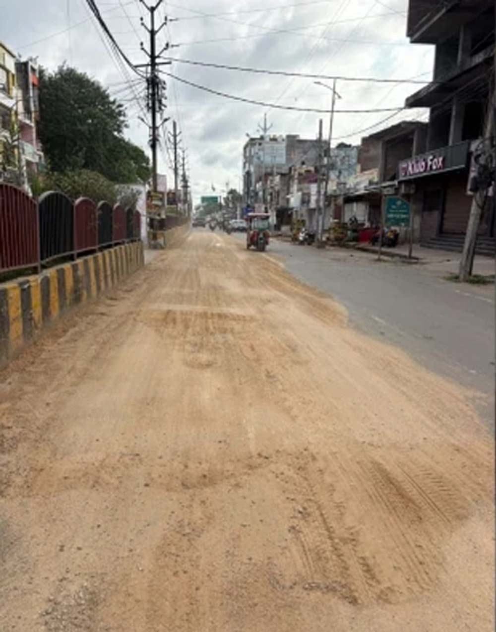रेत माफियाओं का दुस्साहस! पुलिस देखते ही गलियों में दौड़ाए ट्रैक्टर, कार को घसीटा