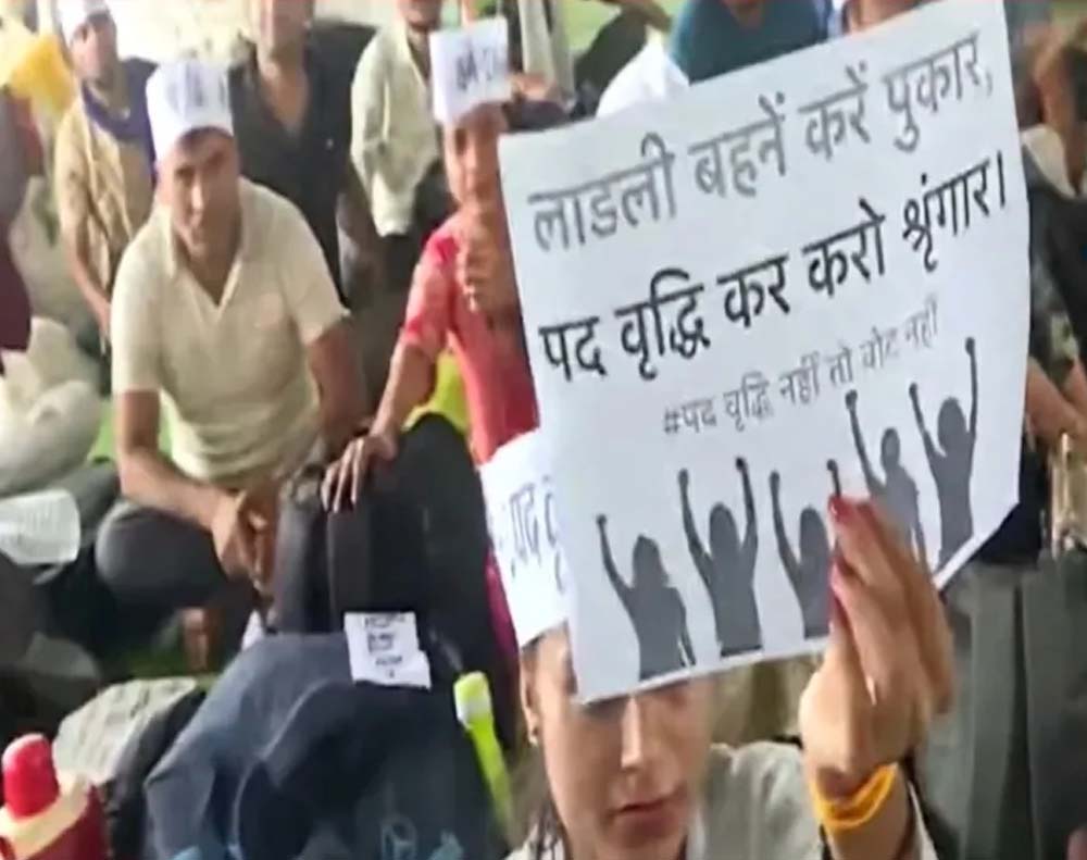 हजारों शिक्षकों का भोपाल में प्रदर्शन, नीलम पार्क में अनिश्चितकालीन धरना शुरू हजारों शिक्षकों का भोपाल में प्रदर्शन, नीलम पार्क में अनिश्चितकालीन धरना शुरू