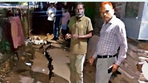 एलिवेटेड रोड के पास सड़क धंसी, ग्वालियर में 4 मकानों में दरारें पड़ीं