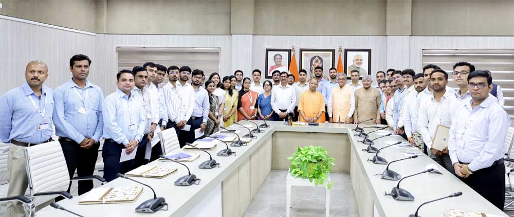 मुख्यमंत्री योगी से मिले प्रदूषण नियंत्रण बोर्ड में नवचयनित 40 अधिकारी
