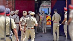 जालंधर में टूल्स कंपनी पर छापा, पुलिस और मालिक आमने-सामने; जमकर हुई बहस जालंधर में टूल्स कंपनी पर छापा, पुलिस और मालिक आमने-सामने; जमकर हुई बहस