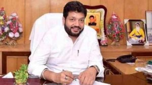 दिनेश बस्सी के बेटे वंश पर 50 लाख की धोखाधड़ी का केस, गिरफ्तारी के लिए छापेमारी