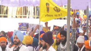 दरबार साहिब में अमेरिकी राजदूत की मौजूदगी के दौरान खालिस्तानी झंडे लहराए दरबार साहिब में अमेरिकी राजदूत की मौजूदगी के दौरान खालिस्तानी झंडे लहराए