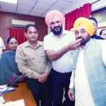 पंजाब में कर्मचारियों की बल्ले-बल्ले, 8% बढ़ा DA; सितंबर से बढ़ेगी सैलरी पंजाब में कर्मचारियों की बल्ले-बल्ले, 8% बढ़ा DA; सितंबर से बढ़ेगी सैलरी