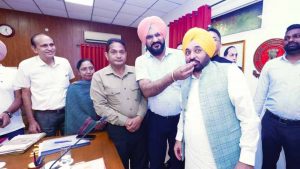 पंजाब में कर्मचारियों की बल्ले-बल्ले, 8% बढ़ा DA; सितंबर से बढ़ेगी सैलरी पंजाब में कर्मचारियों की बल्ले-बल्ले, 8% बढ़ा DA; सितंबर से बढ़ेगी सैलरी