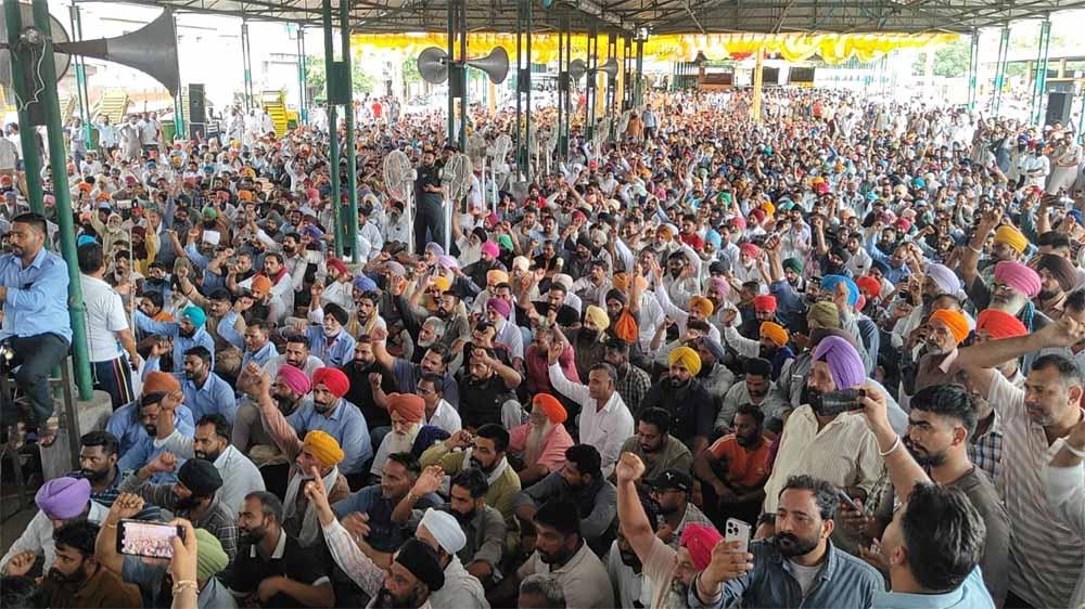 बठिंडा में स्कूल वैन चालकों की महापंचायत, नए नियमों को लेकर जताया विरोध