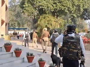 विधानसभा को बम से उड़ाने की धमकी से हड़कंप, पंजाब-हरियाणा पुलिस ने चलाया सर्च ऑपरेशन विधानसभा को बम से उड़ाने की धमकी से हड़कंप, पंजाब-हरियाणा पुलिस ने चलाया सर्च ऑपरेशन