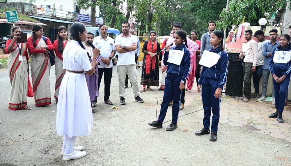 नुक्कड़ नाटक, रंगोली, ड्रॉइंग एवं भाषण प्रतियोगिताओं में विद्यार्थियों ने दिखाई राष्ट्र निर्माण की कल्पना, युवा शक्ति, स्वच्छता, पर्यावरण संरक्षण और आत्मनिर्भरता को बनाया केंद्र नुक्कड़ नाटक, रंगोली, ड्रॉइंग एवं भाषण प्रतियोगिताओं में विद्यार्थियों ने दिखाई राष्ट्र निर्माण की कल्पना, युवा शक्ति, स्वच्छता, पर्यावरण संरक्षण और आत्मनिर्भरता को बनाया केंद्र