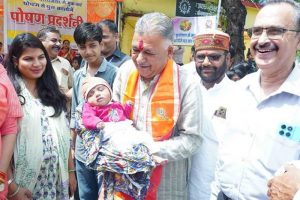 मंत्री  परमार ने बच्चों एवं माताओं से किया आत्मीय संवाद