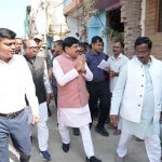 स्थानीय रहवासियों से किया संवाद, बच्चों से हाथ मिलाकर बढ़ाया उत्साह, चौड़ीकरण के लिए स्वेच्छा से सहयोग करने वाले नागरिकों का मुख्यमंत्री ने जताया आभार स्थानीय रहवासियों से किया संवाद, बच्चों से हाथ मिलाकर बढ़ाया उत्साह, चौड़ीकरण के लिए स्वेच्छा से सहयोग करने वाले नागरिकों का मुख्यमंत्री ने जताया आभार
