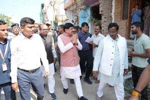 स्थानीय रहवासियों से किया संवाद, बच्चों से हाथ मिलाकर बढ़ाया उत्साह, चौड़ीकरण के लिए स्वेच्छा से सहयोग करने वाले नागरिकों का मुख्यमंत्री ने जताया आभार स्थानीय रहवासियों से किया संवाद, बच्चों से हाथ मिलाकर बढ़ाया उत्साह, चौड़ीकरण के लिए स्वेच्छा से सहयोग करने वाले नागरिकों का मुख्यमंत्री ने जताया आभार