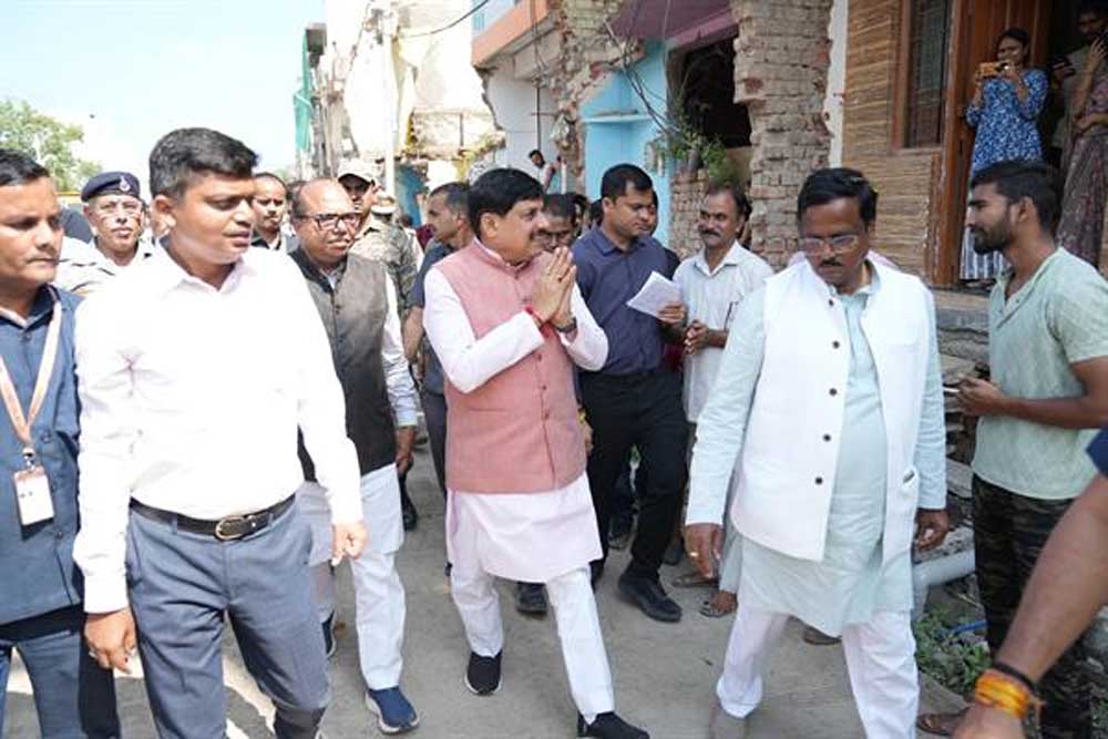 स्थानीय रहवासियों से किया संवाद, बच्चों से हाथ मिलाकर बढ़ाया उत्साह, चौड़ीकरण के लिए स्वेच्छा से सहयोग करने वाले नागरिकों का मुख्यमंत्री ने जताया आभार