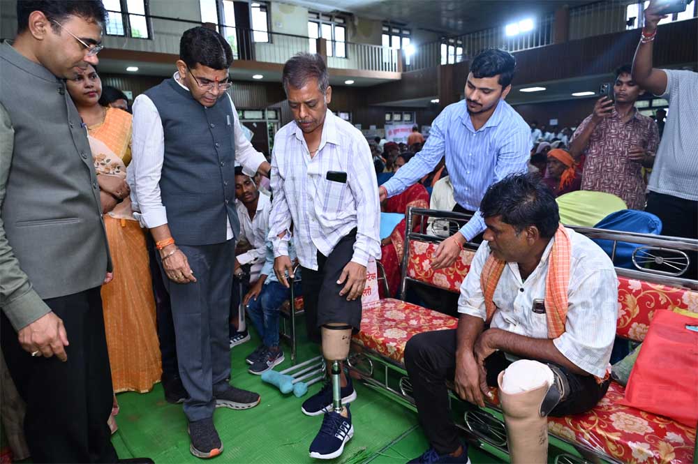 बलौदाबाजार में राजस्व मंत्री टंक राम वर्मा ने दिव्यांगजनों को बांटे सहायक उपकरण बलौदाबाजार में राजस्व मंत्री टंक राम वर्मा ने दिव्यांगजनों को बांटे सहायक उपकरण