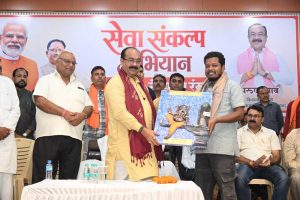 ‘सेवा, स्वच्छता और नारी सशक्तिकरण के संदेशों को रंगोली में उकेर रहीं बेटियां’ ‘सेवा, स्वच्छता और नारी सशक्तिकरण के संदेशों को रंगोली में उकेर रहीं बेटियां’