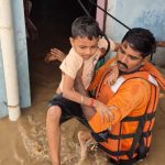 बाढ़ के बीच देवदूत बने पीएसी जवान, प्रशासन ने पहुंचाई भोजन-राहत के साथ चिकित्सा सहायता भी