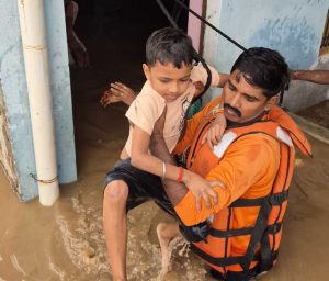 बाढ़ के बीच देवदूत बने पीएसी जवान, प्रशासन ने पहुंचाई भोजन-राहत के साथ चिकित्सा सहायता भी