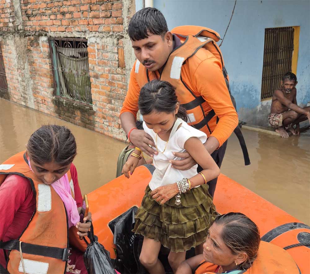बाढ़ प्रभावितों तक भोजन, दवा और राहत सामग्री पहुंचाना सरकार की प्रतिबद्धताः सीएम योगी