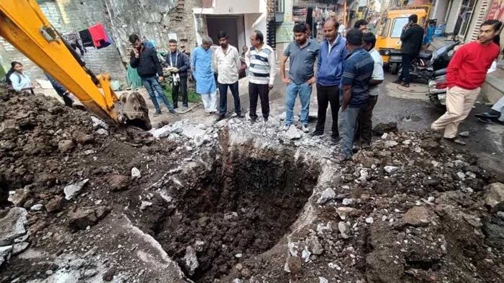सात साल तक हादसे का इंतजार करते रहे अधिकारी, मौतें हुईं तो 7 महीने में बदल दी दूषित पानी की लाइन सात साल तक हादसे का इंतजार करते रहे अधिकारी, मौतें हुईं तो 7 महीने में बदल दी दूषित पानी की लाइन
