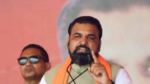 जाम के बीच मोबाइल चलाते मिले 3 ट्रैफिक पुलिसकर्मी, वेतन रोका; 2 महिला पुलिसकर्मियों पर भी एक्शन