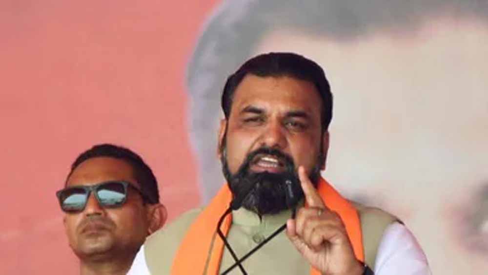 जाम के बीच मोबाइल चलाते मिले 3 ट्रैफिक पुलिसकर्मी, वेतन रोका; 2 महिला पुलिसकर्मियों पर भी एक्शन