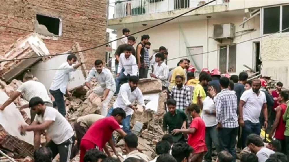 सत्य निकेतन में 4 मंजिला इमारत भरभराकर गिरी, 3 लोगों की मौत; रेस्क्यू ऑपरेशन जारी