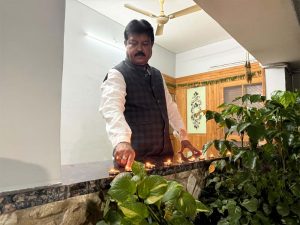 प्रधानमंत्री  नरेंद्र मोदी जी के उत्तम स्वास्थ्य एवं दीर्घायु की कामना के लिए संजय वास्तव ने प्रज्ज्वलित किया आशीर्वाद का दीप