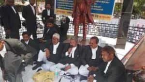 सीएम योगी का अधिवक्ताओं को बड़ा तोहफा, 5 लाख रुपये की कैशलेस चिकित्सा सुविधा