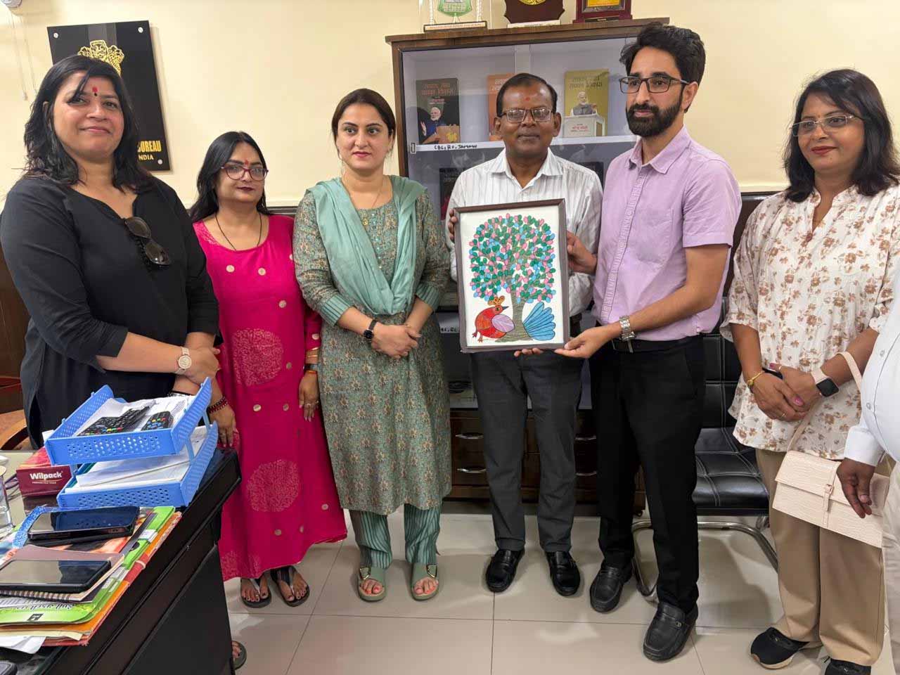 पीआईबी भोपाल के नेतृत्व में जम्मू पहुंचे पत्रकारों के अध्ययन दल ने जम्मू की पीआईबी निदेशक सुनेहा जलाली से की भेंट पीआईबी भोपाल के नेतृत्व में जम्मू पहुंचे पत्रकारों के अध्ययन दल ने जम्मू की पीआईबी निदेशक सुनेहा जलाली से की भेंट