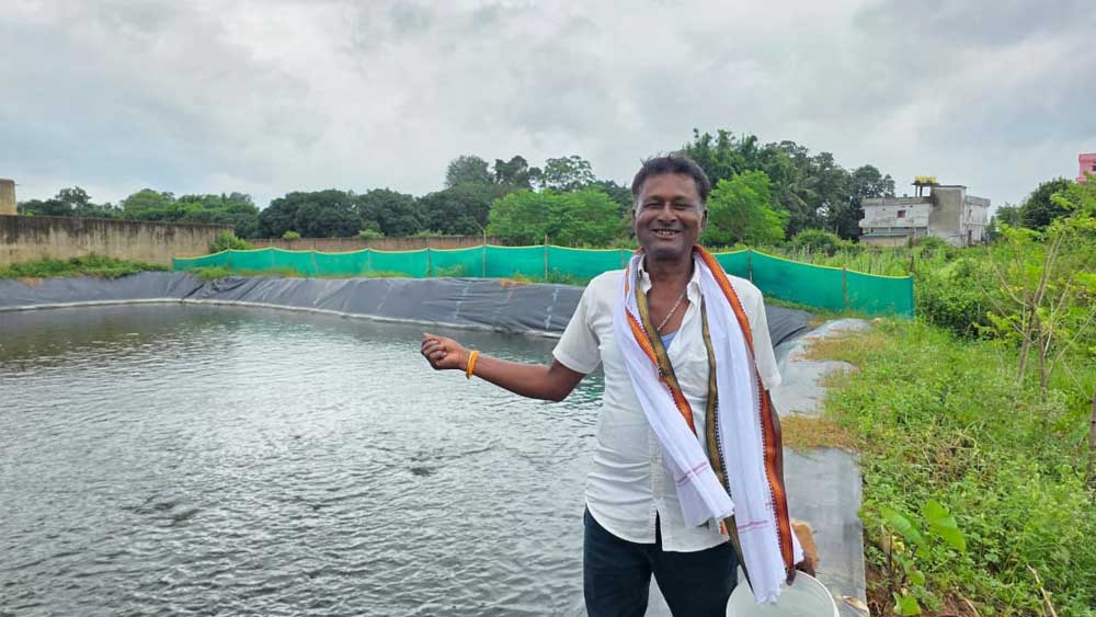 सेवा की कहानी: खाली पड़ी जमीन पर बायोफ्लॉक मछली पालन से विप्लब ने बनाई आय की नई राह