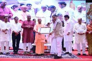शिक्षक दिवस पर बेसिक शिक्षा के 61 और माध्यमिक शिक्षा के 20 शिक्षक हुए पुरस्कृत शिक्षक दिवस पर बेसिक शिक्षा के 61 और माध्यमिक शिक्षा के 20 शिक्षक हुए पुरस्कृत