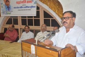 वधेश द्विवेदी को पत्रकारों ने श्रद्धा सुमन अर्पित किए