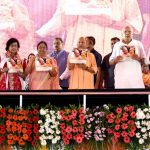 मुख्यमंत्री योगी ने आंगनवाड़ी कार्यकर्ताओं, सहायिकाओं व बच्चों का बढ़ाया हौसला