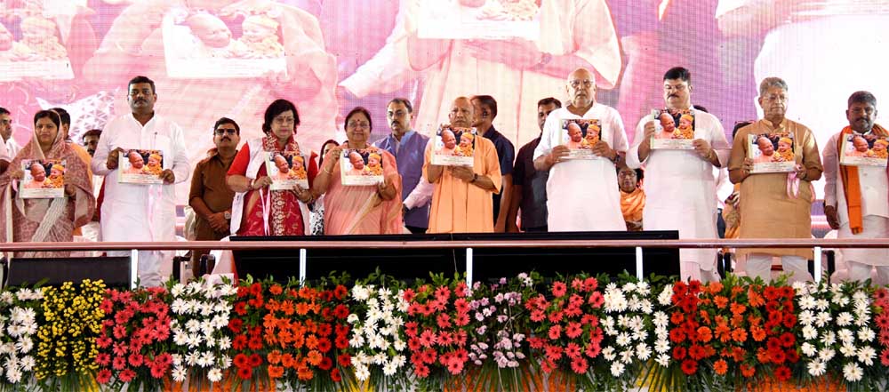 मुख्यमंत्री योगी ने आंगनवाड़ी कार्यकर्ताओं, सहायिकाओं व बच्चों का बढ़ाया हौसला