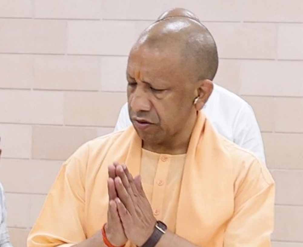सीएम योगी ने दो परिवारों को दी आर्थिक सहायता सीएम योगी ने दो परिवारों को दी आर्थिक सहायता