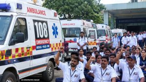 झारखंड में एंबुलेंस कर्मचारियों की हड़ताल से बढ़ सकती है परेशानी, लंबित वेतन समेत कई मांगों को लेकर प्रदर्शन