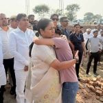 जागृति मिश्रा से मिलीं रेखा गुप्ता और स्वाति मालीवाल, गौशाला के लिए ₹20 लाख की मदद का ऐलान