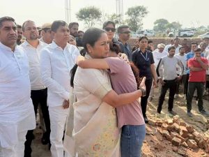 जागृति मिश्रा से मिलीं रेखा गुप्ता और स्वाति मालीवाल, गौशाला के लिए ₹20 लाख की मदद का ऐलान