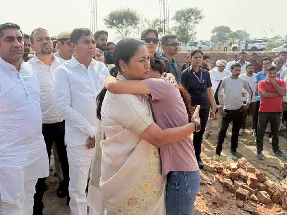 जागृति मिश्रा से मिलीं रेखा गुप्ता और स्वाति मालीवाल, गौशाला के लिए ₹20 लाख की मदद का ऐलान