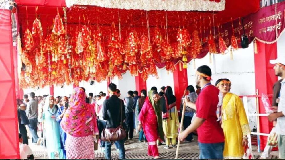 महाभारत कालीन मान्यता वाले माता वैष्णो देवी मंदिर में नवरात्र की धूम, दूर-दराज से पहुंच रहे भक्त
