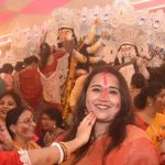 विजयादशमी पर भावुक हुआ बंगाली पूजा पंडाल, सिंदूर खेला कर महिलाओं ने मां दुर्गा से मांगा आशीर्वाद विजयादशमी पर भावुक हुआ बंगाली पूजा पंडाल, सिंदूर खेला कर महिलाओं ने मां दुर्गा से मांगा आशीर्वाद