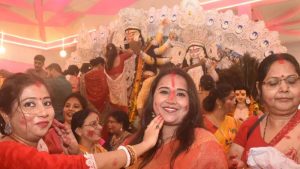 विजयादशमी पर भावुक हुआ बंगाली पूजा पंडाल, सिंदूर खेला कर महिलाओं ने मां दुर्गा से मांगा आशीर्वाद विजयादशमी पर भावुक हुआ बंगाली पूजा पंडाल, सिंदूर खेला कर महिलाओं ने मां दुर्गा से मांगा आशीर्वाद