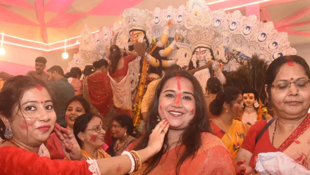 विजयादशमी पर भावुक हुआ बंगाली पूजा पंडाल, सिंदूर खेला कर महिलाओं ने मां दुर्गा से मांगा आशीर्वाद