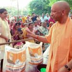 लखनऊ में बाढ़ प्रभावितों तक नावों से पहुंच रहा भोजन और राशन, 1,900 फूड पैकेट बांटे गए लखनऊ में बाढ़ प्रभावितों तक नावों से पहुंच रहा भोजन और राशन, 1,900 फूड पैकेट बांटे गए
