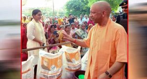 लखनऊ में बाढ़ प्रभावितों तक नावों से पहुंच रहा भोजन और राशन, 1,900 फूड पैकेट बांटे गए लखनऊ में बाढ़ प्रभावितों तक नावों से पहुंच रहा भोजन और राशन, 1,900 फूड पैकेट बांटे गए