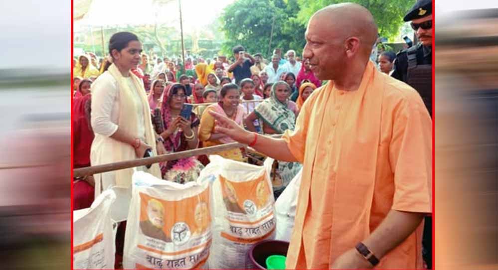 लखनऊ में बाढ़ प्रभावितों तक नावों से पहुंच रहा भोजन और राशन, 1,900 फूड पैकेट बांटे गए