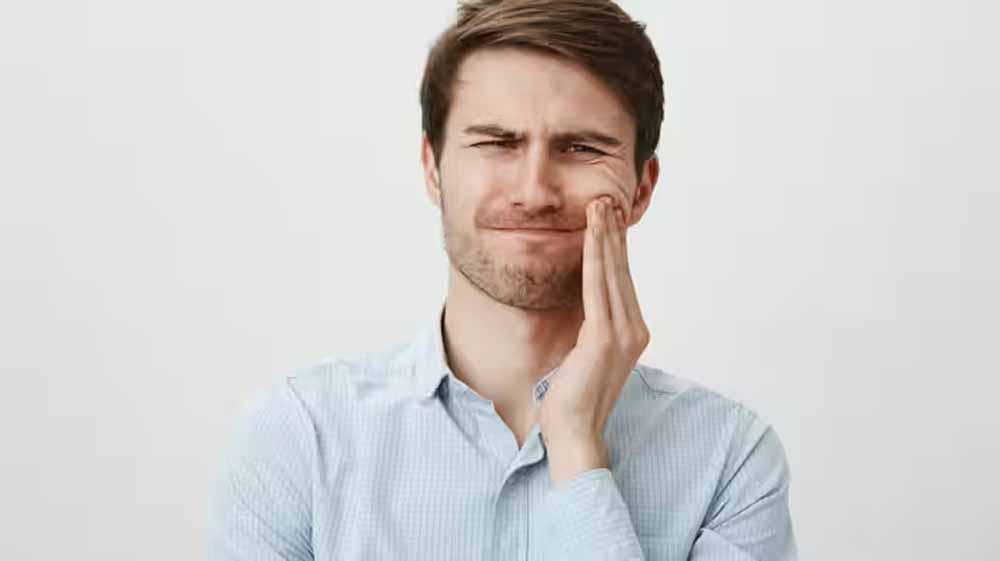 ठंडा-गर्म खाते ही दांतों में क्यों होती है झनझनाहट? जानें सेंसिटिविटी के कारण और बचाव