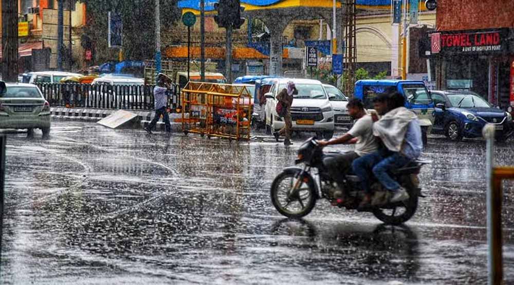 लखनऊ से गोरखपुर तक बेमौसम बारिश, यूपी के 21 जिलों में भारी बारिश की चेतावनी