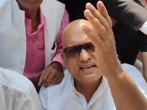 यूपी कांग्रेस में नए पदाधिकारियों के पदभार ग्रहण से पहले बवाल, समर्थकों ने जूते लेकर जताया विरोध